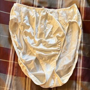 Vintage Warner's Lace Charmers ivory satin briefs pearl trim panties Sz 7 large